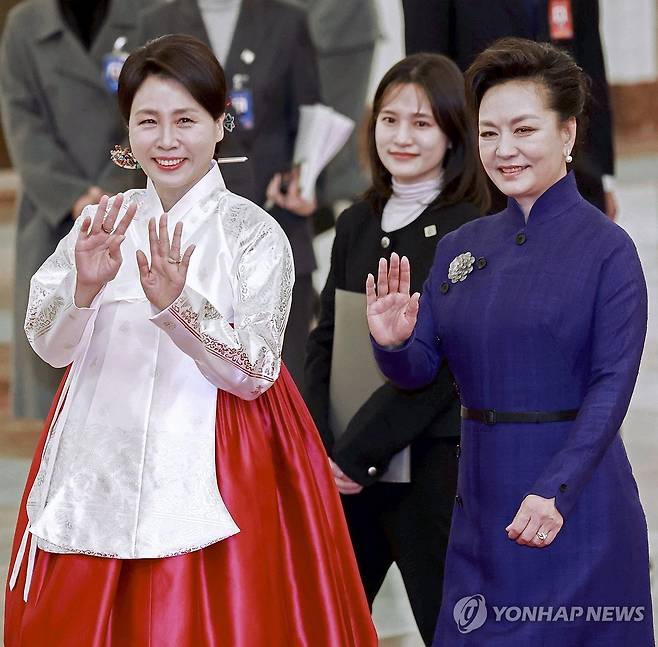 어린이들 향해 손 흔드는 한·중 여사들 (베이징=연합뉴스) 한상균 기자 = 이재명 대통령과 함께 중국을 국빈방문한 김혜경 여사가 5일 베이징 인민대회당에서 열린 이재명 대통령 공식환영식이 끝난 뒤 중국 펑리위안 여사와 함께 어린이들을 향해 손 흔들고 있다. 2026.1.5 xyz@yna.co.kr