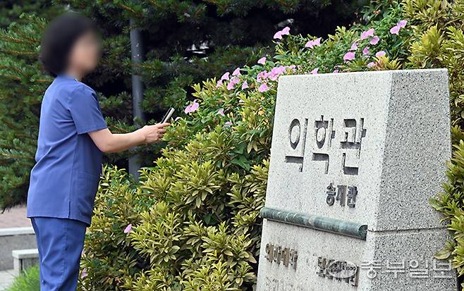 경기지역의 한 의과대학 앞에서 의료관계자가 발걸음을 옮기고 있다. 김경민기자