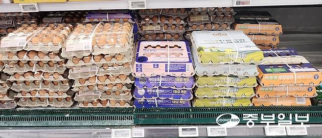 고병원성 조류인플루엔자(AI) 확산에 계란값이 상승세를 보이고 있는 가운데 6일 오전 수원시 팔달구 한 대형마트 신선식품코너에 진열된 계란 한 판(30구) 가격이 1만 원대에 판매 중이다. 신연경기자