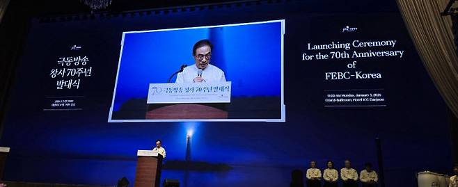 정연훈 극동방송 재단법인이사가 1부 예배 사회를 보고 있다.