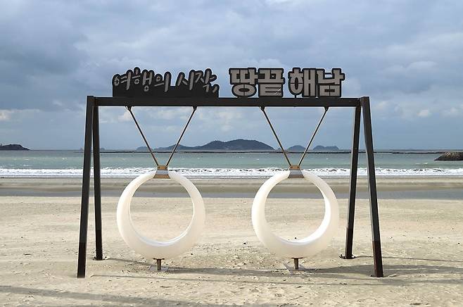 송호해수욕장 앞바다에는 양도·어룡도와 서화도·어불도 같은 작은 섬들이 떠있어 운치가 더해진다.