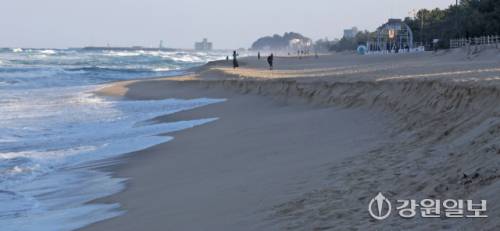 겨울철 풍랑·강풍에 강릉지역 바닷가 해안침식이 더 심각해지는 가운데 5일 강릉시 강문해변에서 파도가 백사장으로 밀려와 깎여나가고 있다. 강릉=권태명기자
