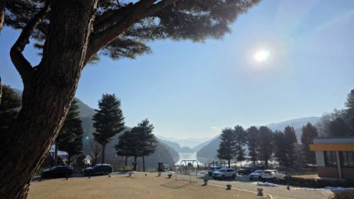 ◇춘천 북산면의 유일한 교육기관인 추곡초 교정에서 바라본 소양호 모습.