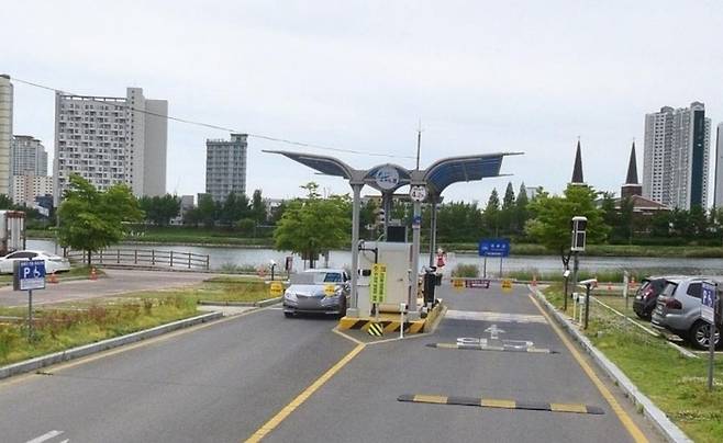 한 차량이 성남둔치공영주차장을 빠져나가고 있다.