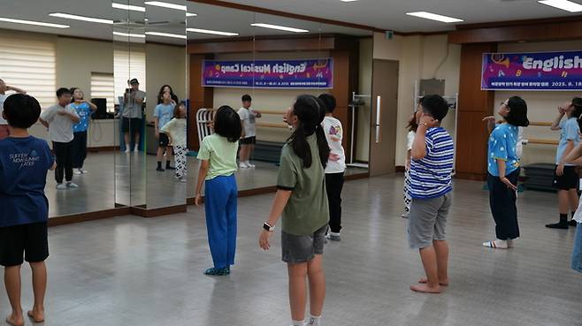 ▲ 지난해 진행된 어울아트센터 영어 뮤지컬 캠프 수업 모습