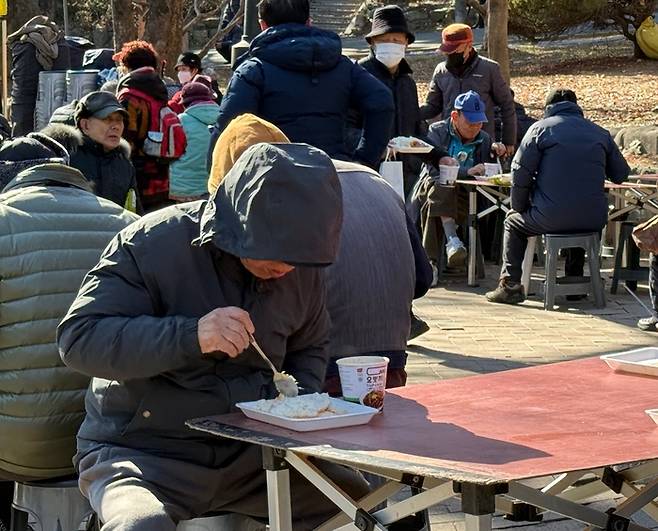 6일 정오쯤 대구 두류공원에서 한 어르신이 사랑해 밥차 에서 지원하는 무료급식으로 식사를 하고 있다. 구경모기자