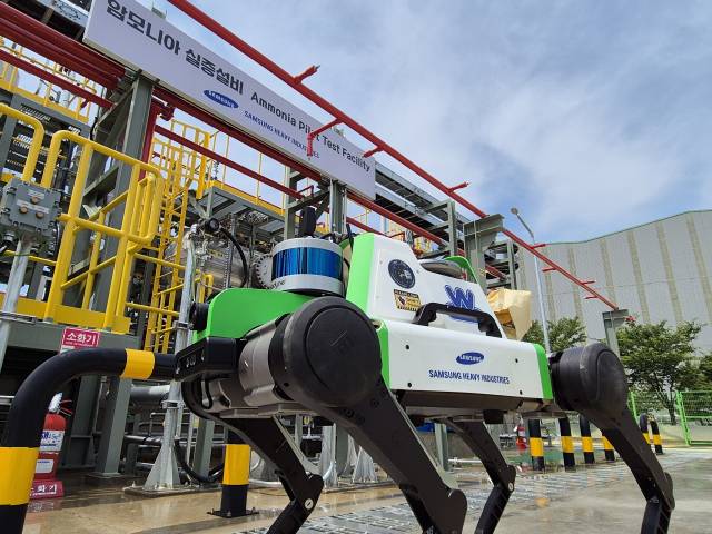삼성중공업이 개발한 4족 보행 로봇이 암모니아 실증 설비에서 안전 순찰을 하고 있다./사진=삼성중공업