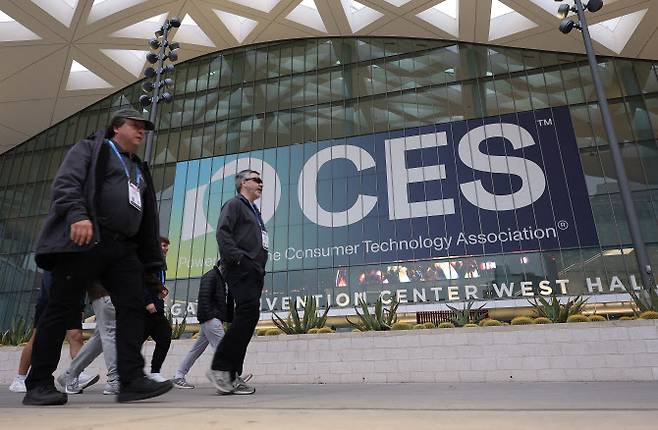 세계 최대 가전·정보기술(IT) 전시회 CES 2026 개막을 앞둔 3일(현지시간) 미국 네바다주 라스베이거스 컨벤션센터(LVCC)에서 관계자들이 오가고 있다.(사진=연합뉴스)