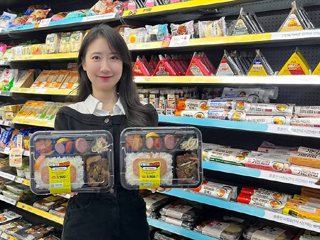 GS25에서 모델이 '이달의 도시락 1월 갓성비편' 상품을 선보이고 있다. (사진=GS리테일)