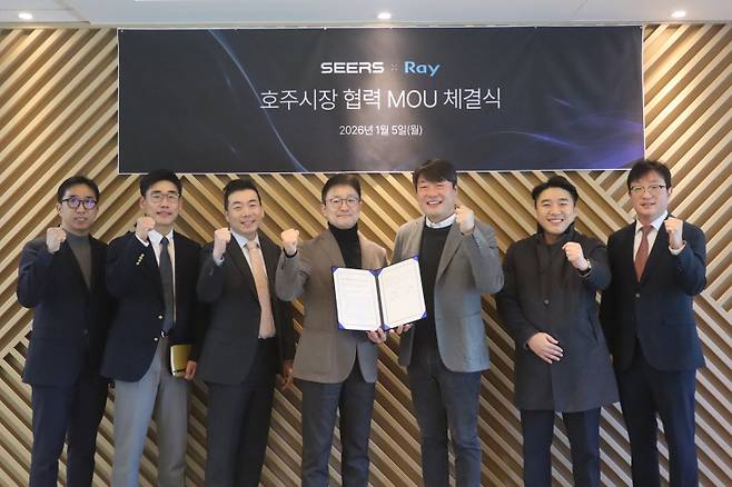 이상철 레이 대표(오른쪽 세번째)와 이영신 씨어스테크놀로지 대표(왼쪽 네번째)가 지난 5일 호주 시장 진출을 위한 전략적 업무협약(MOU)을 체결한 뒤 기념사진을 촬영하고 있다. (이미지=레이)