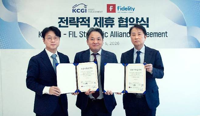 (왼쪽부터)목대균 KCGI자산운용 대표이사, 권준 피델리티자산운용 대표이사, 조원복 KCGI자산운용 대표이사가 5일 서울 여의도 국제금융센터(IFC)에서 협약식을 갖고 기념촬영을 하고 있다. (사진=KCGI자산운용)