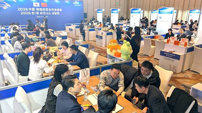 코트라가 6일(현지시간) 중국 베이징 더웨스틴 호텔에서 순방 부대 경제협력 행사를 개최했다. 무역·투자 상담회인 ‘한-중 비즈니스 파트너십’에서 우리 기업 58개사가 중국 파트너와 거래 상담을 하고 있다.(사진=코트라)