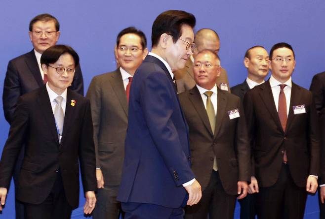 중국을 국빈방문 중인 이재명 대통령이 지난 5일 베이징 조어대에서 열린 한·중 비즈니스 포럼에서 기념 촬영 후 자리로 향하고 있다. (사진=연합뉴스)