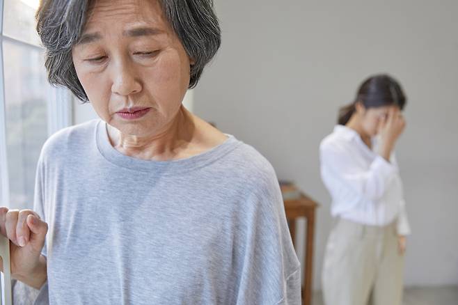 지속해서 기억력이 저하되거나 다른 실수가 나타나면 치매의 초기 증상인 경우도 있어 진료를 받아보는 것이 좋다. 사진= 게티이미지뱅크