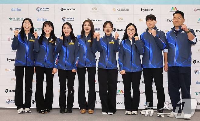 2일 오후 서울 송파구 서울올림픽파크텔에서 열린 '2025 밀라노-코르티나담페초 동계올림픽 & 동계패럴림픽 컬링 국가대표 출정식'에 참가한 컬링 국가대표 선수들이 기념 촬영을 하고 있다. 2026.1.2/뉴스1 ⓒ News1 김진환 기자
