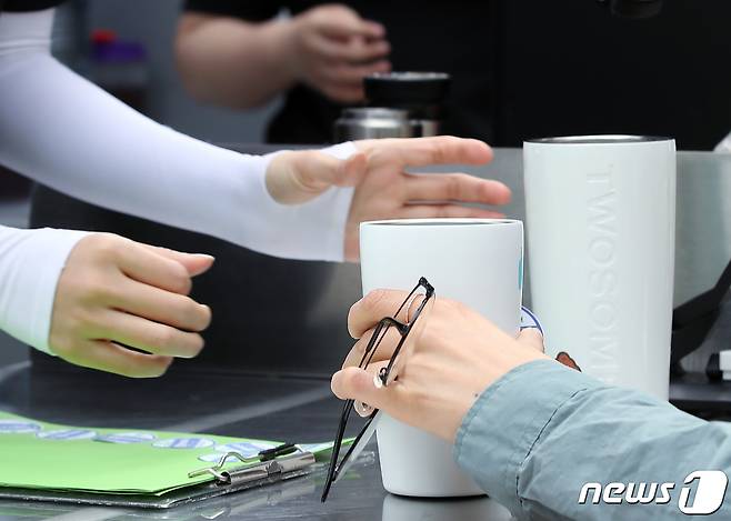 서울 중구 서울광장에서 열린 올해 첫 텀블러데이 행사에 텀블러(개인컵)를 가져온 시민들이 음료를 받고 있다. 2023.5.10/뉴스1 ⓒ News1 박정호 기자