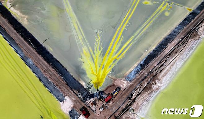 2023년 5월 3일(현지시각) 칠레 안토파가스타 지역의 아타카마 염호에서 SQM 리튬 광산의 조경이 촬영되었다.(자료사진) 2023.05.03/ ⓒ 로이터=뉴스1 ⓒ News1 윤주영 기자