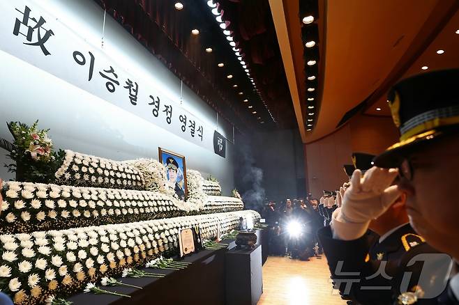 6일 전북 전주시 전북경찰청에서 열린 고(故) 이승철 경정 영결식에서 경찰 관계자들이 고인의 넋을 기리고 있다. ⓒ News1 유경석 기자
