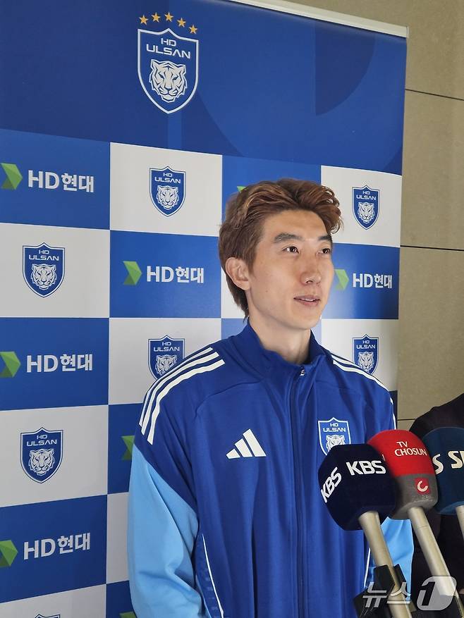 울산 HD 골키퍼 조현우가 6일 인천국제공항에서 취재진 질문에 답하고 있다. /뉴스1 ⓒ 뉴스1 김도용 기자