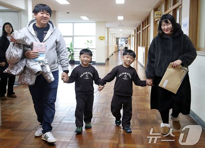 2026학년도 부산지역 공립 초등학교 신입생 예비소집이 진행된 6일 오후 부산 연제구 창신초등학교에서 쌍둥이 예비 초등학생과 학부모가 1학년 교실을 살펴보고 있다. 2026.1.6/뉴스1 ⓒ News1 윤일지 기자