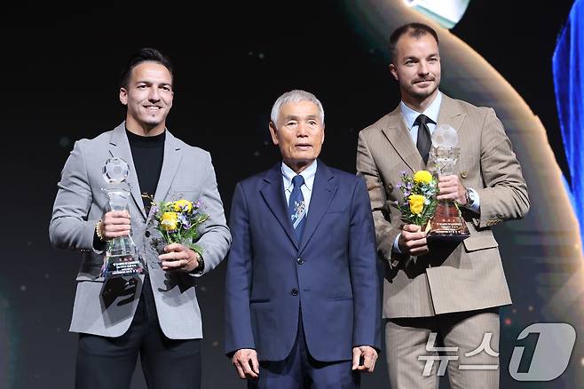 올해 K리그1에는 외국인 선수 보유  한도가 폐지된다. 사진은 무고사(오른쪽)와 에울레르(왼쪽) 2025.12.1/뉴스1 ⓒ News1 이광호 기자