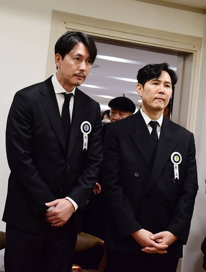 고 안성기 빈소 지키는 정우성과 이정재. 사진공동취재단