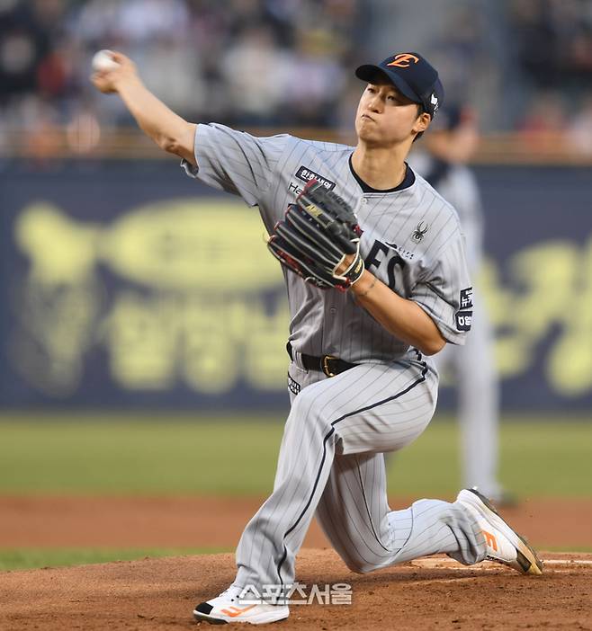 한화 선발투수 엄상백이 26일 잠실야구장에서 열린 2025 KBO 리그 LG와 경기에서 역투하고 있다. 잠실 | 최승섭기자 thunder@sportsseoul.com