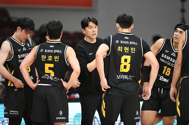 삼성 김효범 감독(가운데)이 22일 안양정관장아레나에서 열린 2025~2026 LG전자 프로농구 정규리그 정관장과 경기에서 지시하고 있다. 사진 | KBL