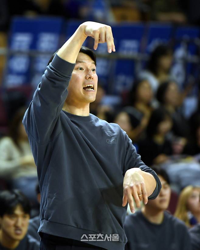 서울 삼성 김효범 감독이 12일 서울 잠실실내체육관에서 열린 2025~2026 프로농구 창원 LG와 경기에서 작전지시를 하고 있다. 잠실 | 최승섭기자 thunder@sportsseoul.com