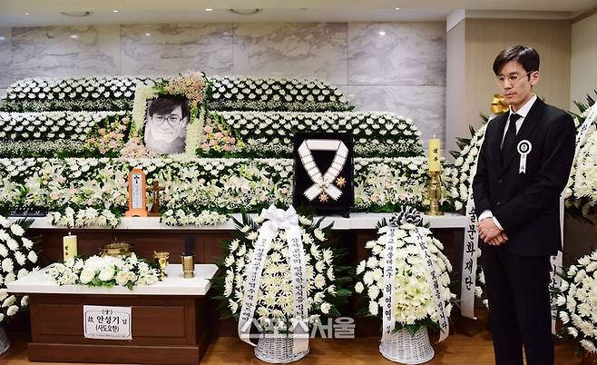 최휘영 문화체육관광부 장관이 5일 서울 서초구 서울성모병원에 마련된 고 안성기 빈소를 찾아 금관문화훈장을 추서했다. 0226.01.06. 사진공동취재단