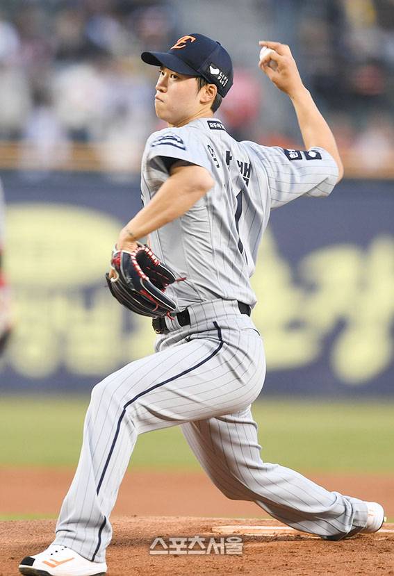 한화 선발투수 엄상백이 26일 잠실야구장에서 열린 2025 KBO 리그 LG와 경기에서 역투하고 있다.  2025. 3. 26. 잠실 | 최승섭기자 thunder@sportsseoul.com
