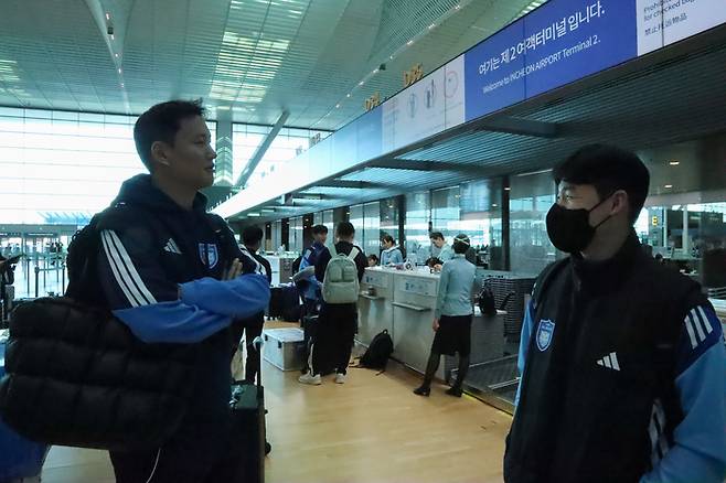 울산HD 정승현이 6일 인천국제공항을 통해 2026시즌 대비 동계전지훈련지인 아랍에미리트(UAE) 알 아인으로 출국하기 전 대화하고 있다. 사진 | 울산HD