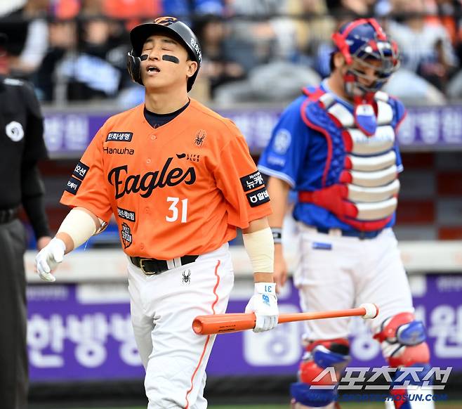 18일 대전한화생명볼파크에서 열린 삼성과 한화의 PO 1차전. 1회말 한화 손아섭이 삼진으로 물러나며 아쉬워하고 있다. 대전=허상욱 기자wook@sportschosun.com/2025.10.18/