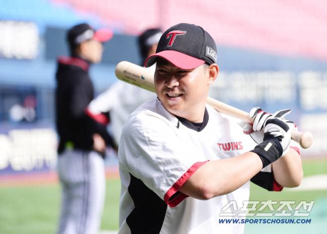 16일 잠실구장에서 열린 KBO리그 LG와 롯데의 경기. 밝은 표정으로 타격 훈련하는 LG 안익훈. 잠실=송정헌 기자songs@sportschosun.com/2024.04.16/