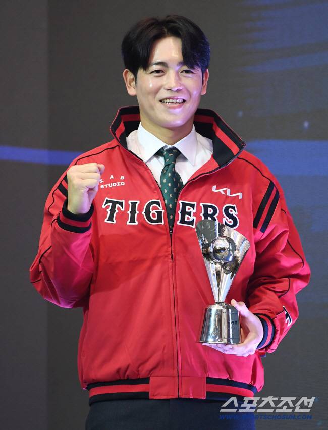 24일 오후 서울 송파구 롯데호텔에서 2025KBO시상식이 열렸다. 한화에서 KIA로 이적한 이태양이 KIA 유니폼을 입고 포즈 취하고 있다. 정재근 기자 cjg@sportschosun.com/2025.11.24/