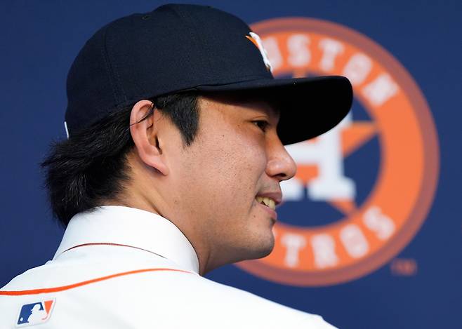 입단 기자회 견에 참가한 이마이. AP연합뉴스