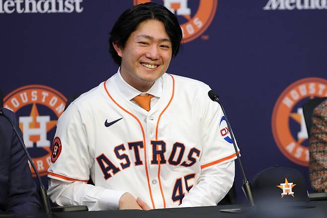 입단 기자회 견에 참가한 이마이. AFP연합뉴스