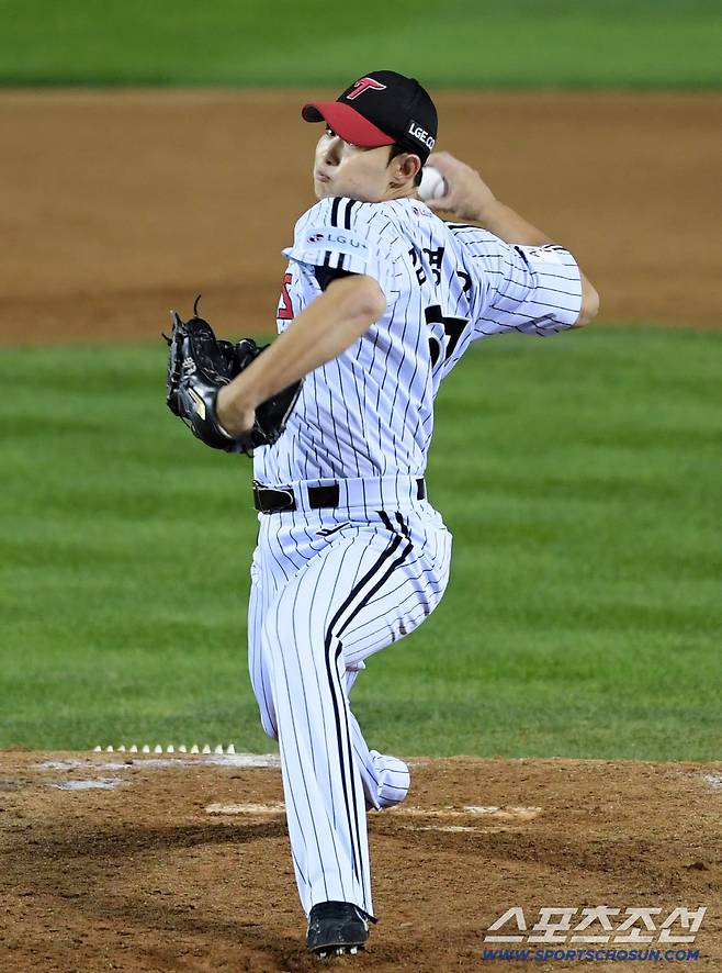 27일 잠실구장에서 열린 한국시리즈 2차전 LG 트윈스와 한화 이글스의 경기. LG 김영우가 역투하고 있다. 잠실=박재만 기자 pjm@sportschosun.com/2025.10.27/