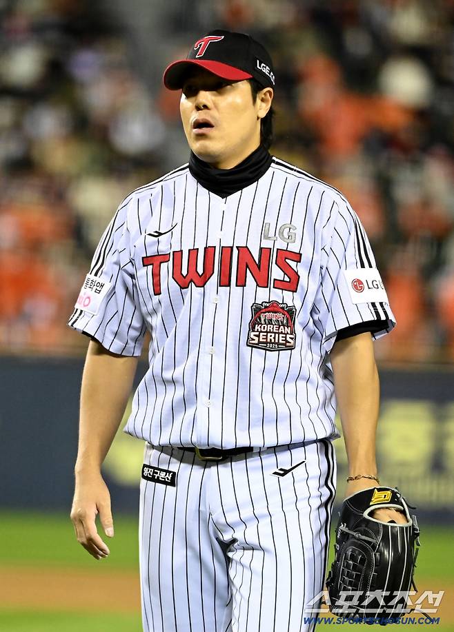 27일 서울 잠실구장에서 열린 한화와 LG의 한국시리즈 2차전. 5회초 투구를 무실점으로 마친 김진성이 더그아웃으로 향하고 있다. 잠실=허상욱 기자wook@sportschosun.com/2025.10.27/