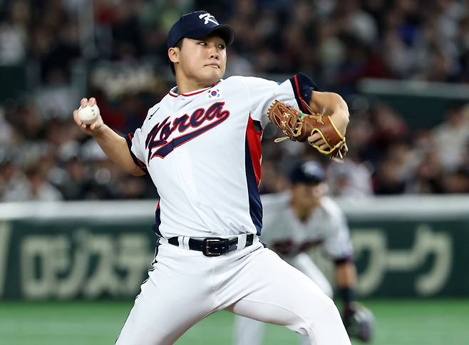 힘차게 공 던지는 선발투수 정우주.【 연합뉴스AP