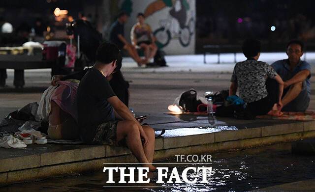 지난해 8월17일 서울 영등포구 여의도 물빛광장에서 시민들이 더위를 식히고 있다. /서예원 기자