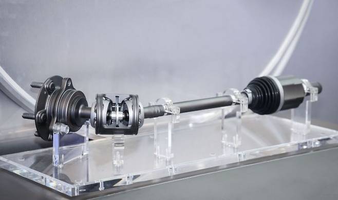 현대위아가 세계 최대 전자·IT 전시회 CES 2026에서 전시한 '듀얼 등속조인트(Dual C.V.Joint)' 현대위아