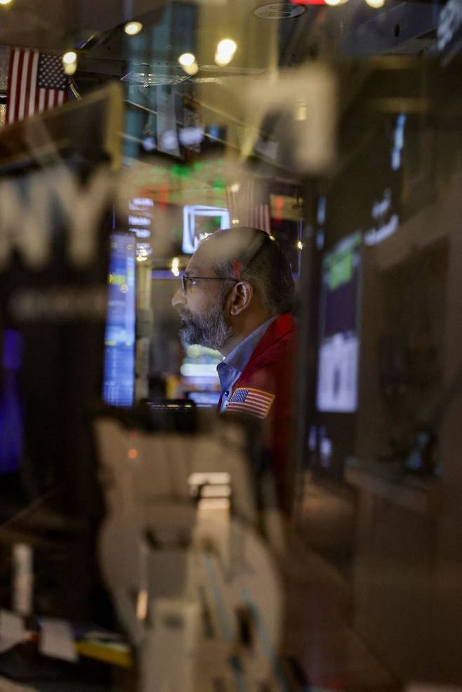 미국 뉴욕증권거래소(NYSE) 거래장에서 트레이더가 업무를 보고 있다. 로이터연합뉴스