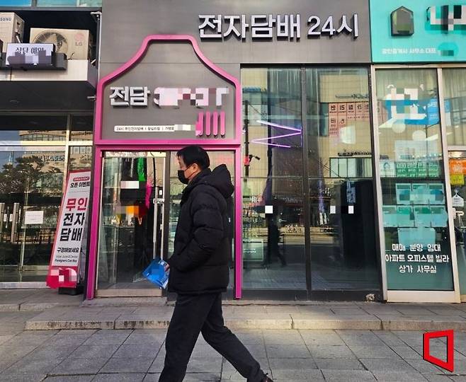 5일 한 시민이 서울 성동구의 전자담배 판매점을 지나가고 있다. 박승욱 기자