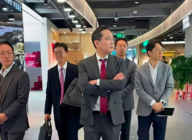 중국 베이징 쇼핑몰에서 목격된 이재용 삼성전자 회장. 웨이보 캡처