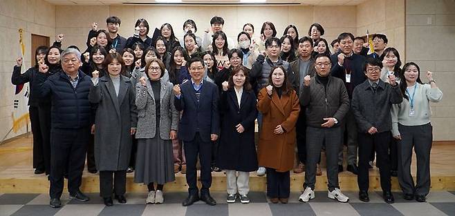 전남사회서비스원 직원들이 화이팅을 외치며 힘찬 출발을 결의했다. 전남사회서비스원 제공