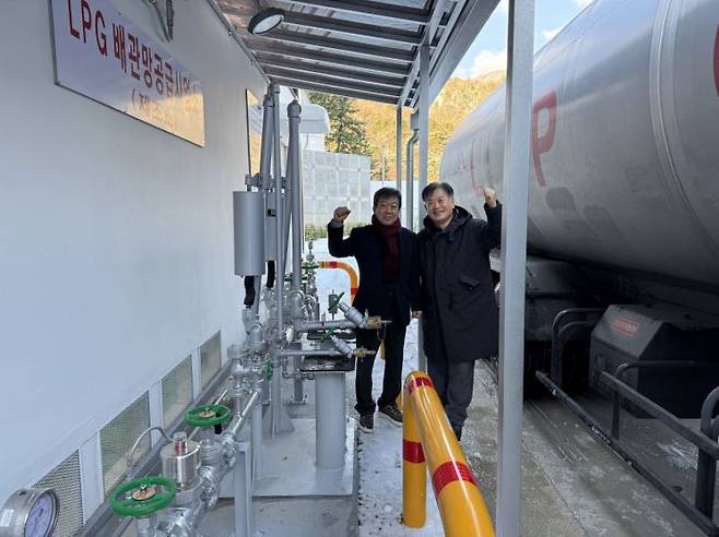 LPG 첫 가스 충전을 실시한 울릉군(왼쪽 남한권 울릉군수).