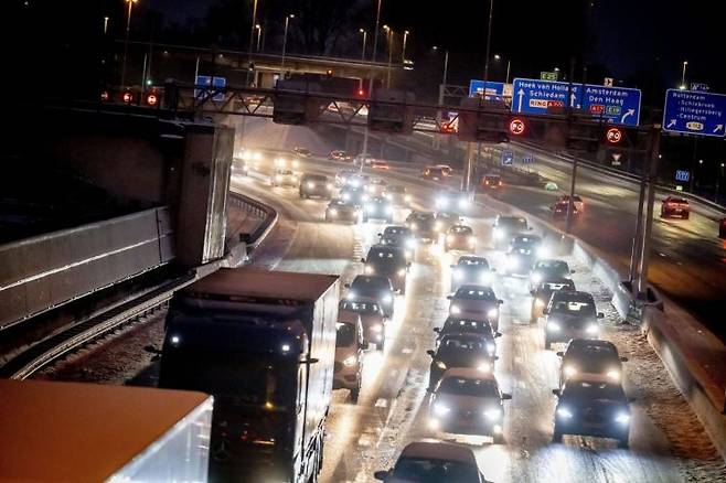 눈과 도로 결빙으로 인해 기상 경보가 발령된 네덜란드 로테르담 인근 A20 고속도로에서 차량 정체가 이어지고 있는 모습. EPA연합뉴스