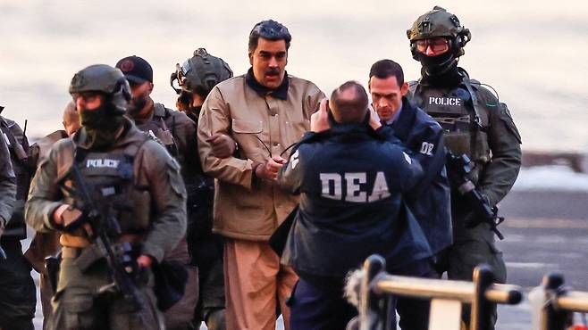 5일 법원 출석을 위해 호송 중인 니콜라스 마두로 베네수엘라 대통령./로이터 연합뉴스