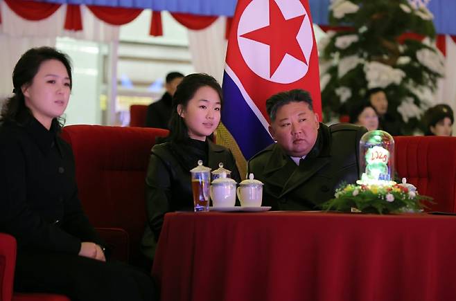 리설주, 김주애, 김정은이 신년 축하 공연을 관람하고 있다. /노동신문 뉴스1
